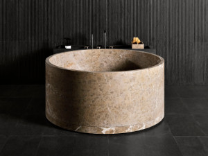 Круглая ванна в центре комнаты из мрамора
