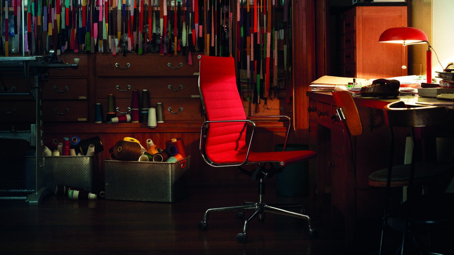 Кожаный поворотный операционный офисный стул с подлокотниками VITRA Eames Aluminium Group ARCH-00047211 - Вид №10