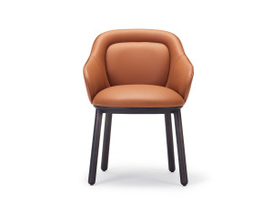 Кожаное кресло с подлокотниками