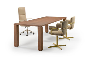 Вращающееся офисное кресло с высокой спинкой