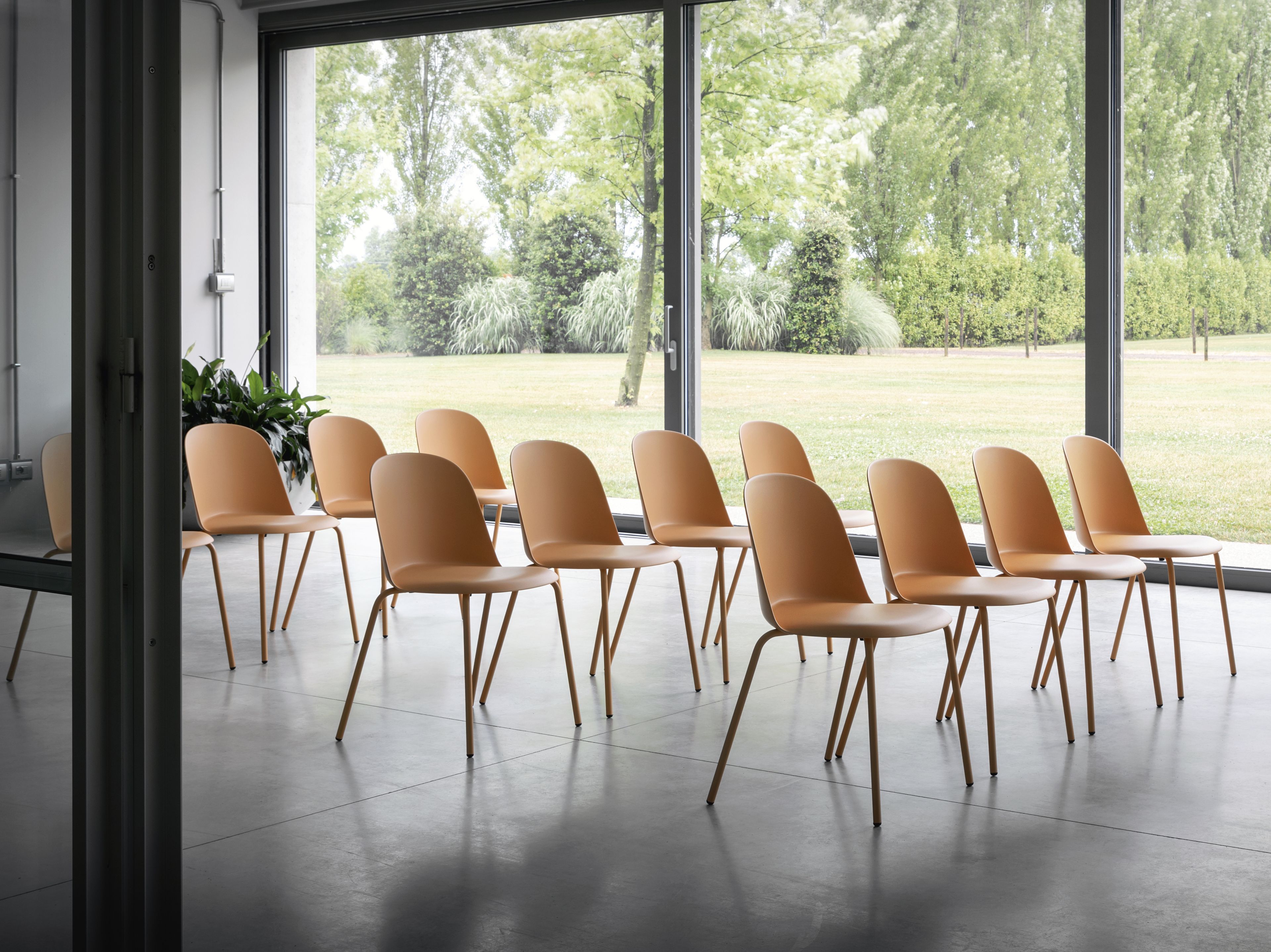 Штабелируемый стул из полипропилена с металлическими ножками Miniforms Mariolina ARCH-00065828 - Вид №1