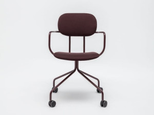 Тканевый стул на колесиках с подлокотниками