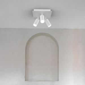 Несколько регулируемых потолочных прожекторов