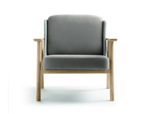 Тканевое кресло с подлокотниками