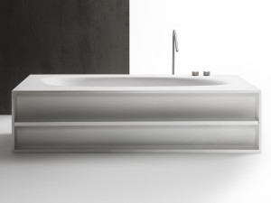 Прямоугольная ванна в центре комнаты из Cristalplant®