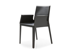 Кожаный стул с подлокотниками