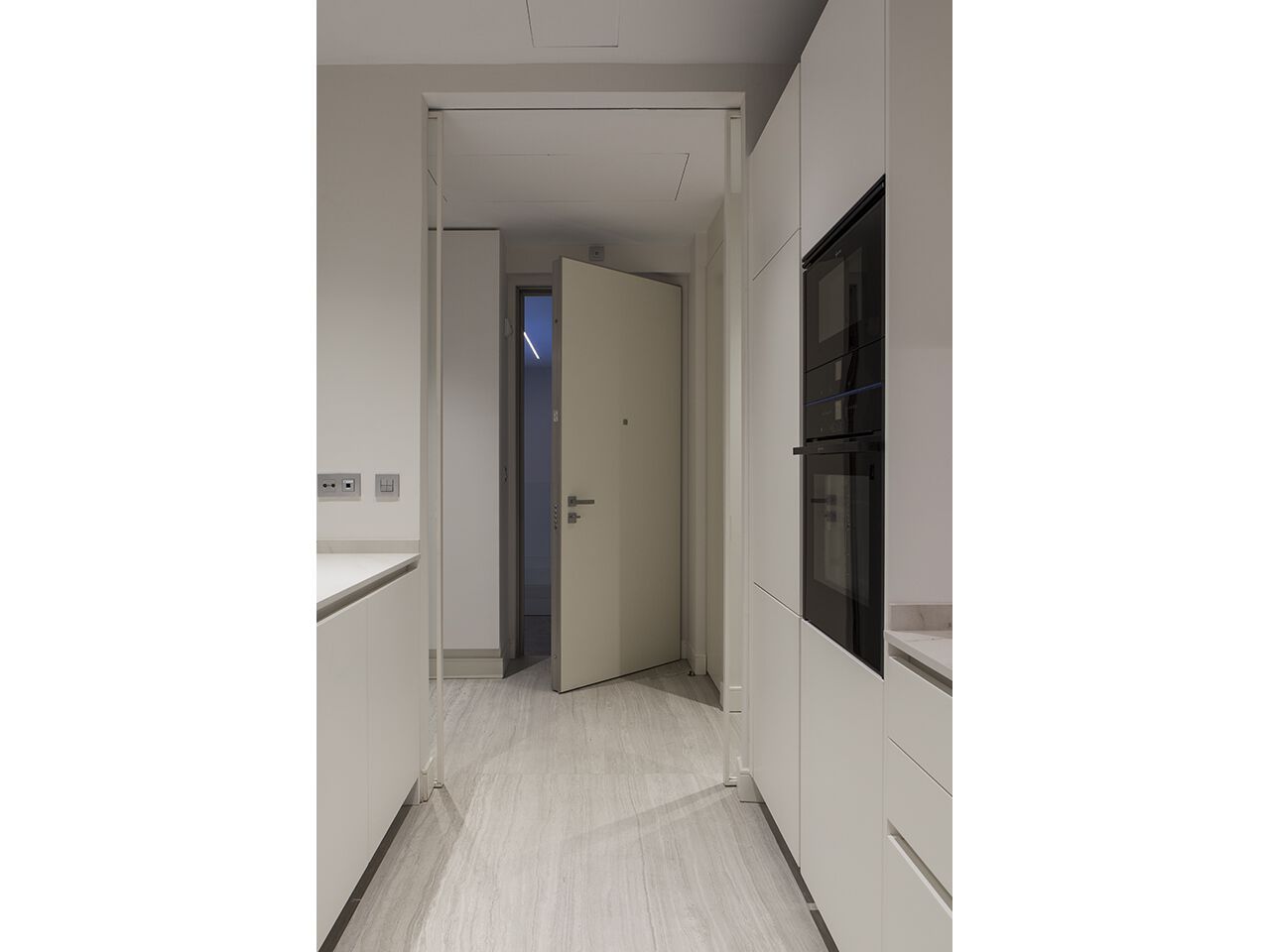 Входная дверь со скрытыми петлями Oikos Tekno ARCH-00032494 - Вид №3