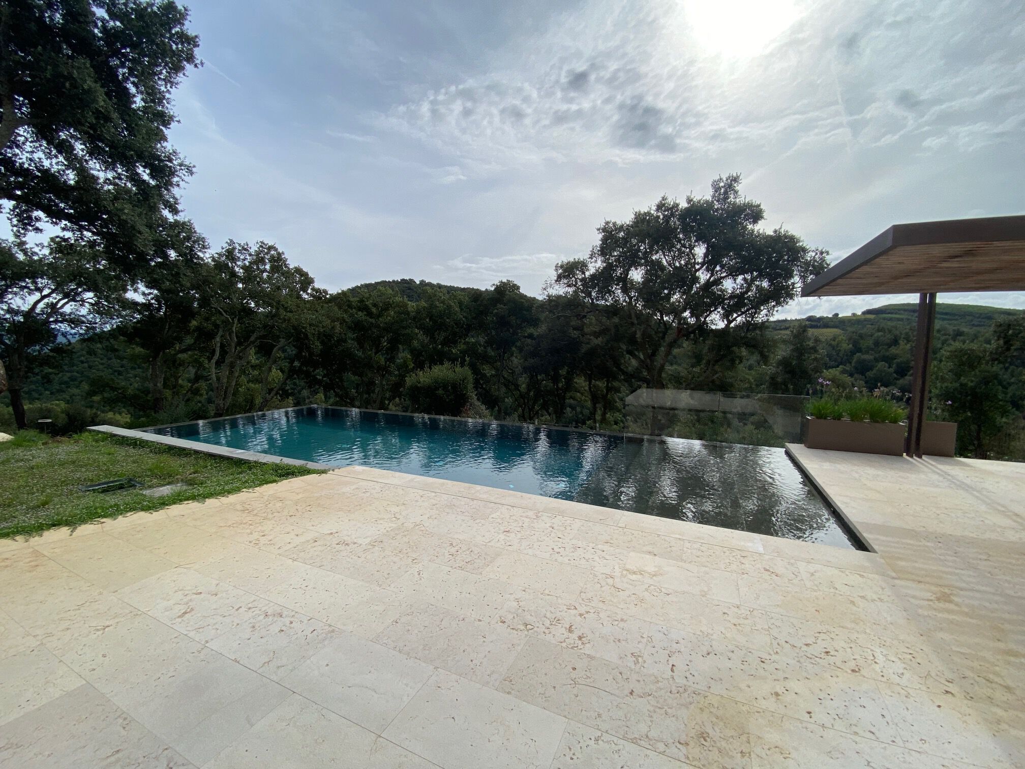 Пейзажный бассейн из натурального базальтового камня INDALO PISCINE Piscina a sfioro ARCH-00019256 - Вид №4