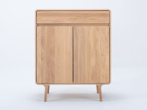 Шкаф из дуба с распашными дверцами