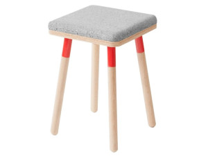 Низкий стул с мягким сиденьем