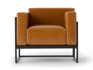 Тканевое кресло с подлокотниками