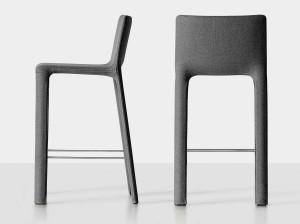 Высокий мягкий стул со спинкой