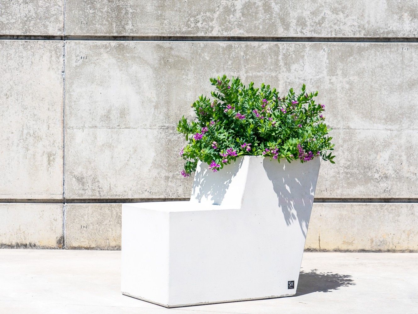 Бетонная скамейка со встроенным плантатором SIT форма ARCH-00022083