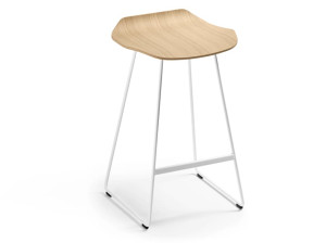 Деревянный табурет с подставкой для ног