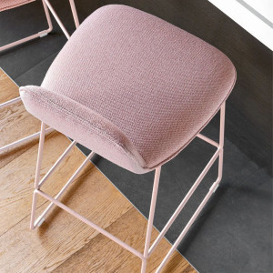 Высокий табурет из ткани с подставкой для ног