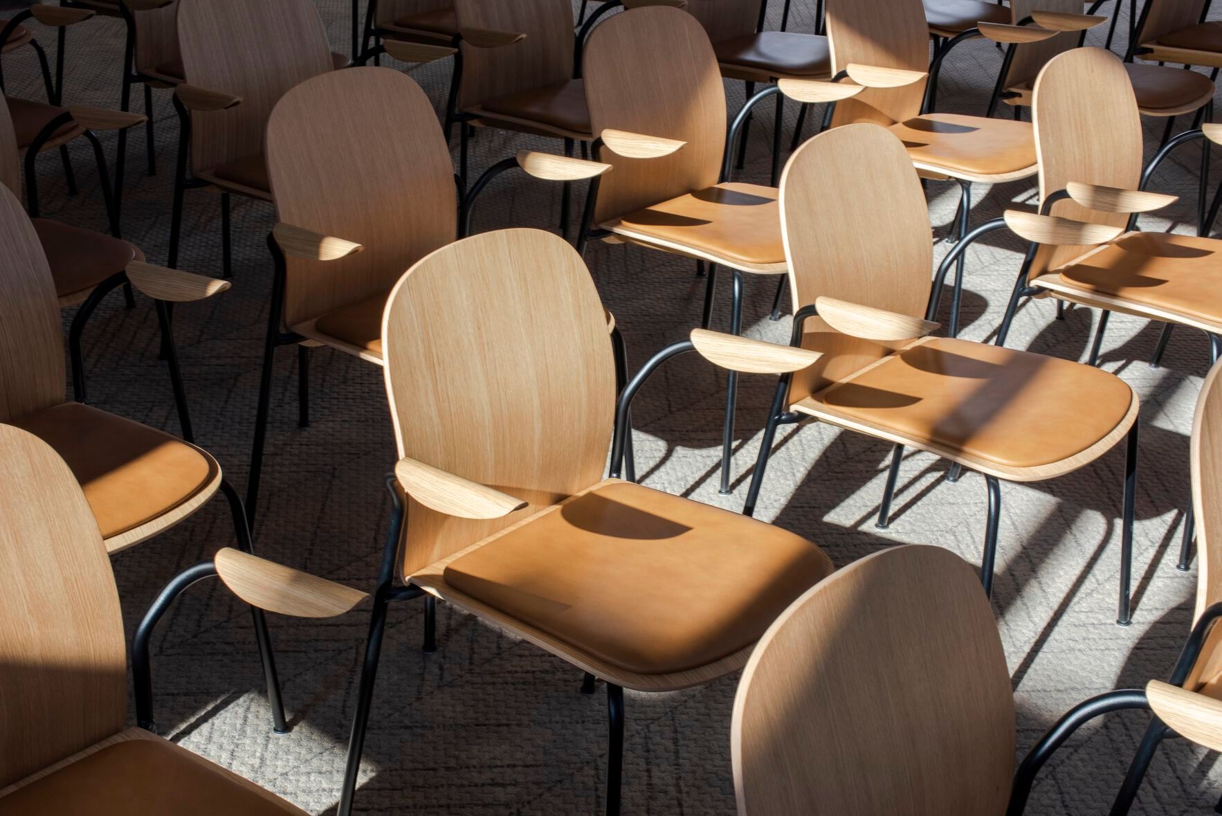 Штабелируемый стул из дуба с подлокотниками Gazzda Book ARCH-00021570 - Вид №6