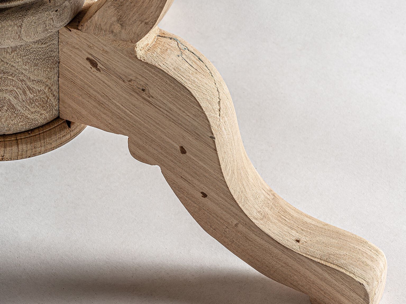 Круглый журнальный столик из манго для гостиной Vical Home VOUXELL ARCH-00020297 - Вид №4