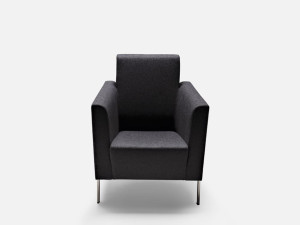 Тканевое кресло с подлокотниками