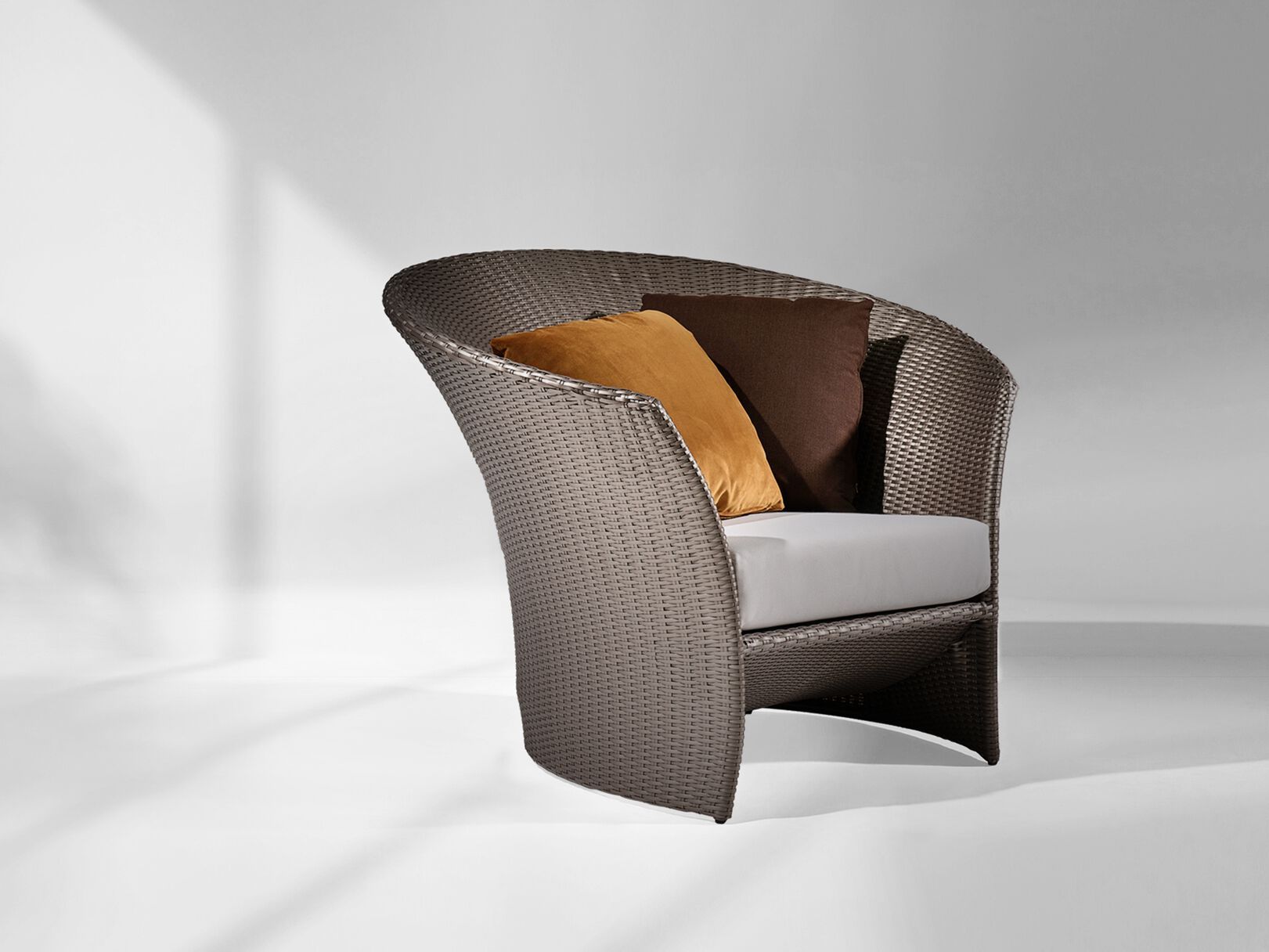 Садовое кресло из смолы с подлокотниками Walters Rivage ARCH-00020565