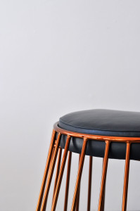 Низкий стул с мягким сиденьем