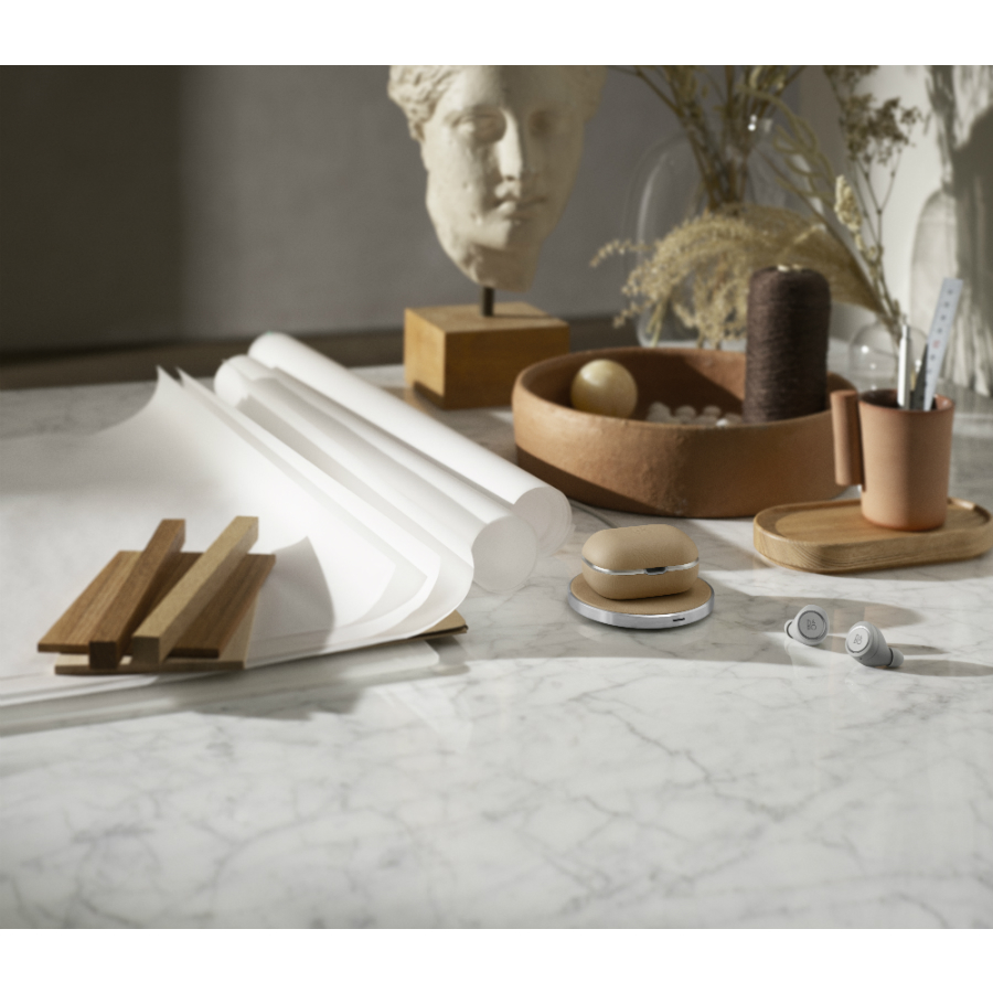 Устройство зарядное беспроводное BeoPlay Charging Pad, белое Bang & Olufsen 1646204 - Вид №1