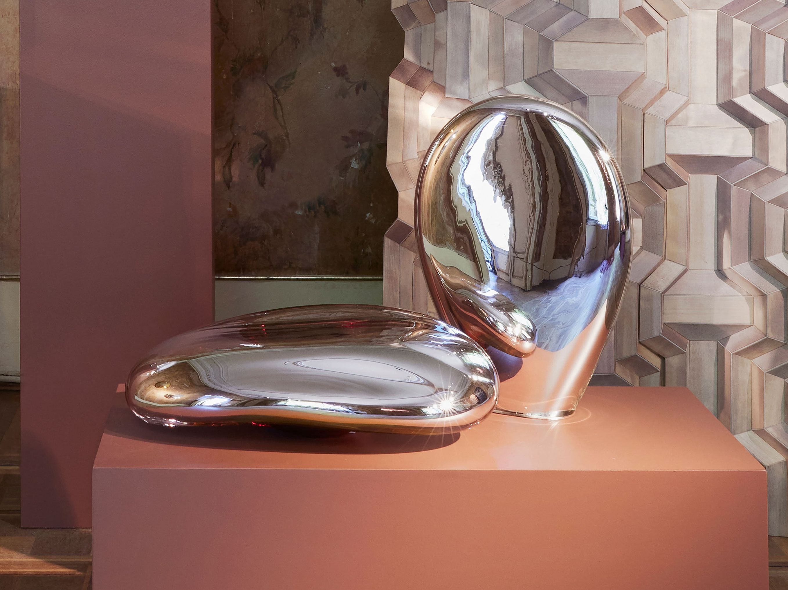 Зеркальная стеклянная скульптура Movimento Gallery Милена Кинг ARCH-00077470