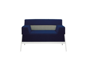 Тканевое кресло с подлокотниками