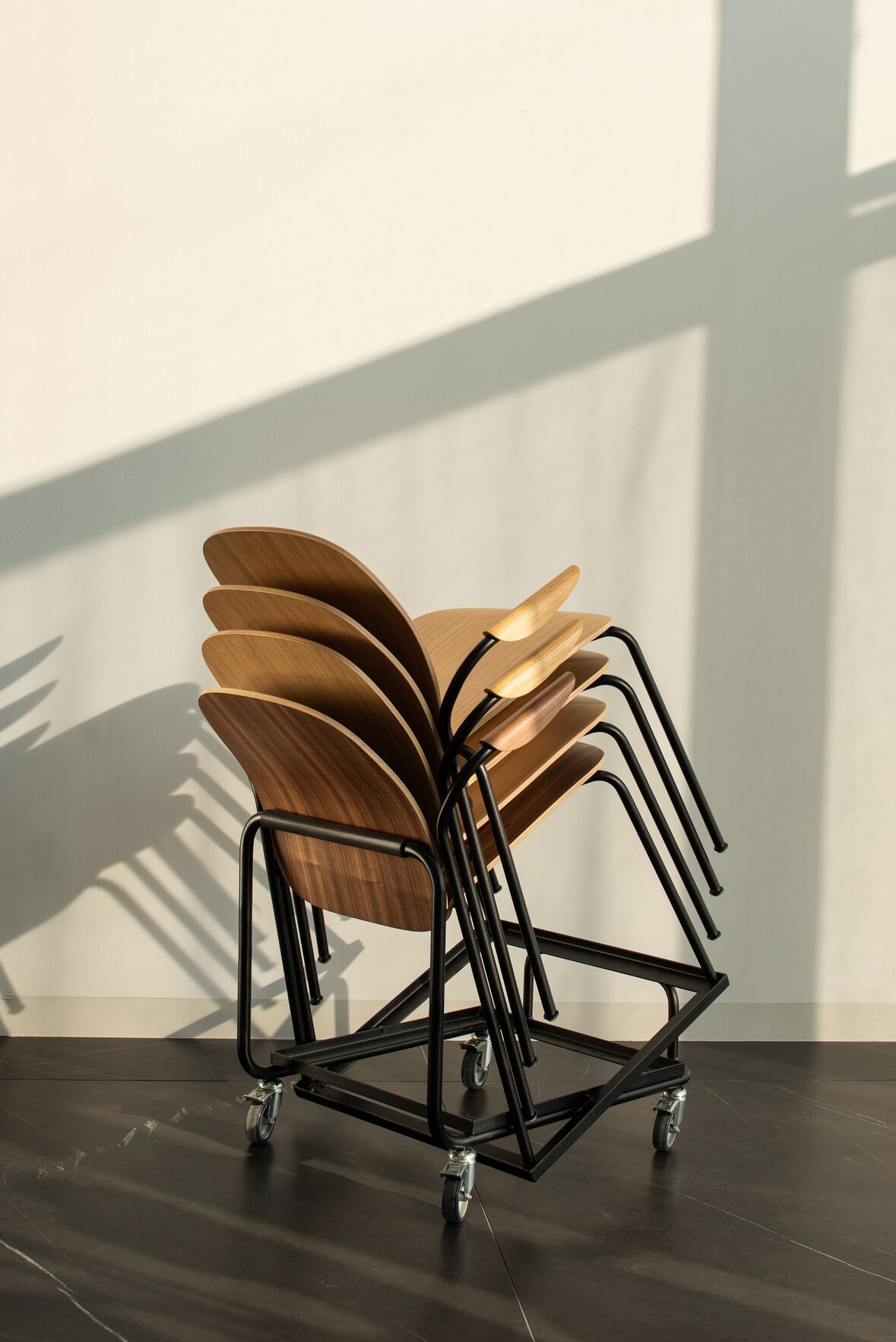 Штабелируемый стул из грецкого ореха с подлокотниками Gazzda Book ARCH-00126870 - Вид №22