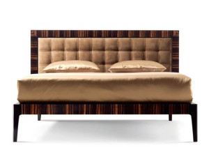 Двуспальная кровать с высоким изголовьем