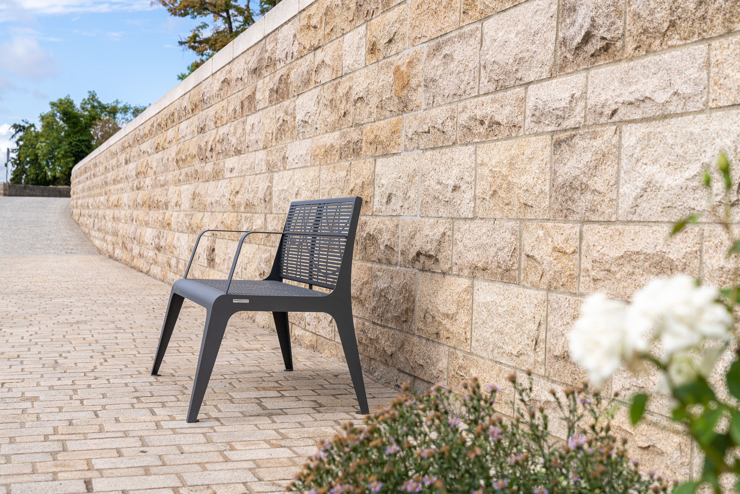 Скамья из нержавеющей стали со спинкой и подлокотниками BENKERT BANKE Chalidor ARCH-00056613 - Вид №3