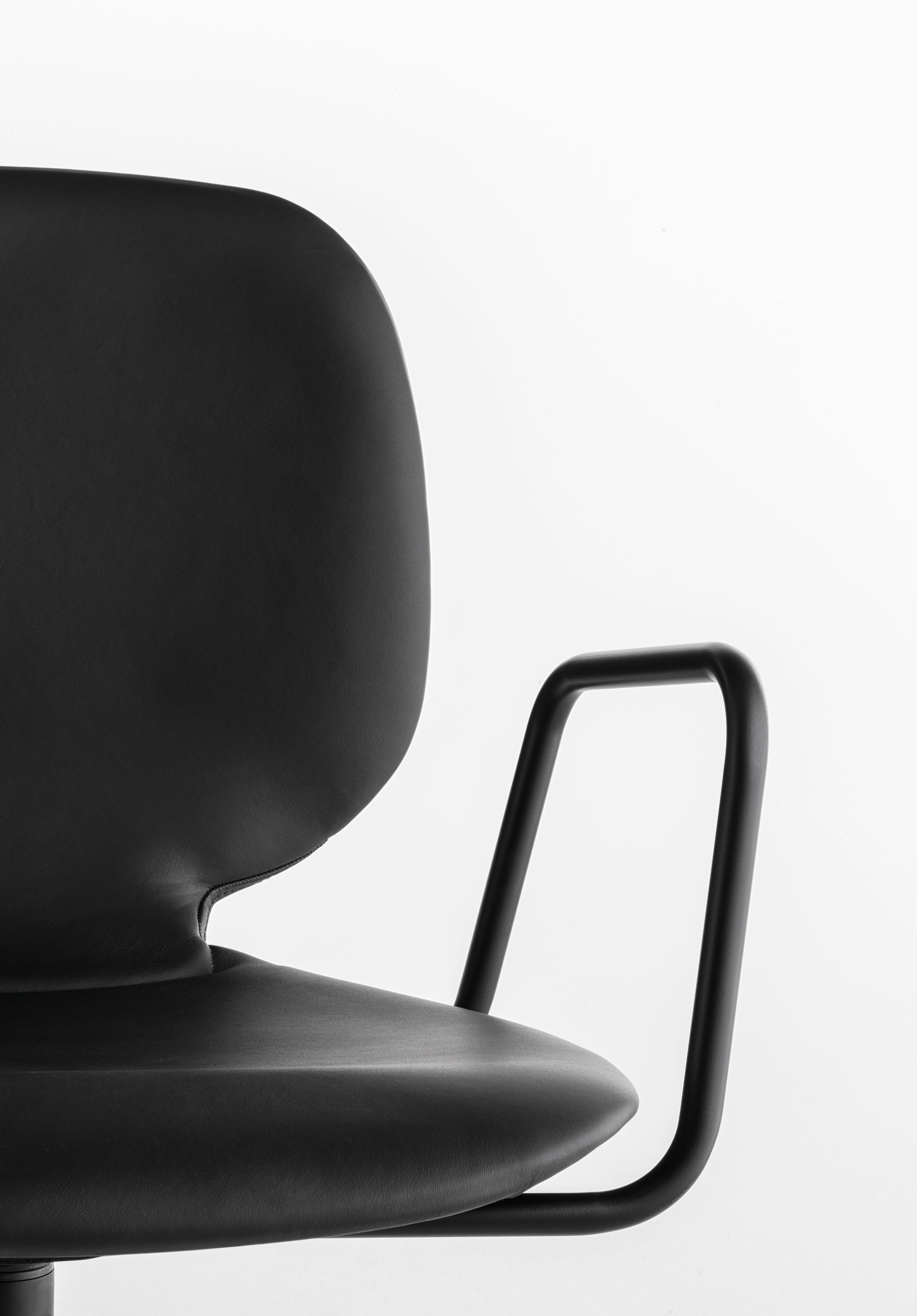 Мягкий штабелируемый стул с подлокотниками Crassevig Alis ARCH-00016510 - Вид №1