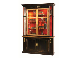 Деревянный и стеклянный шкаф с распашными дверцами