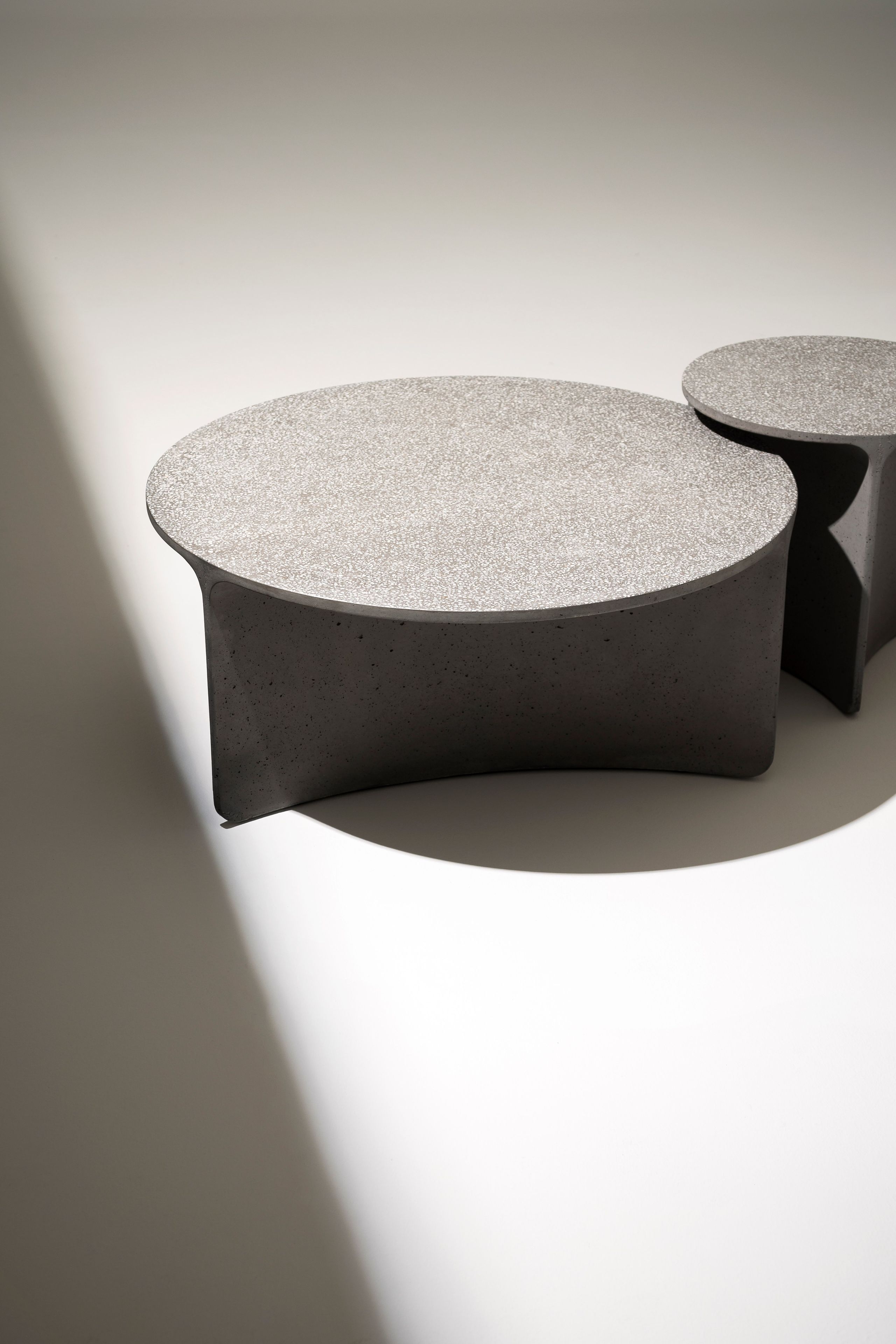 Бетонный круглый низкий садовый столик RODA Aspic ARCH-00046170 - Вид №2