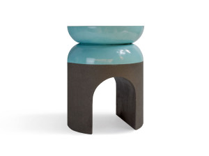 Бетонный круглый низкий журнальный столик