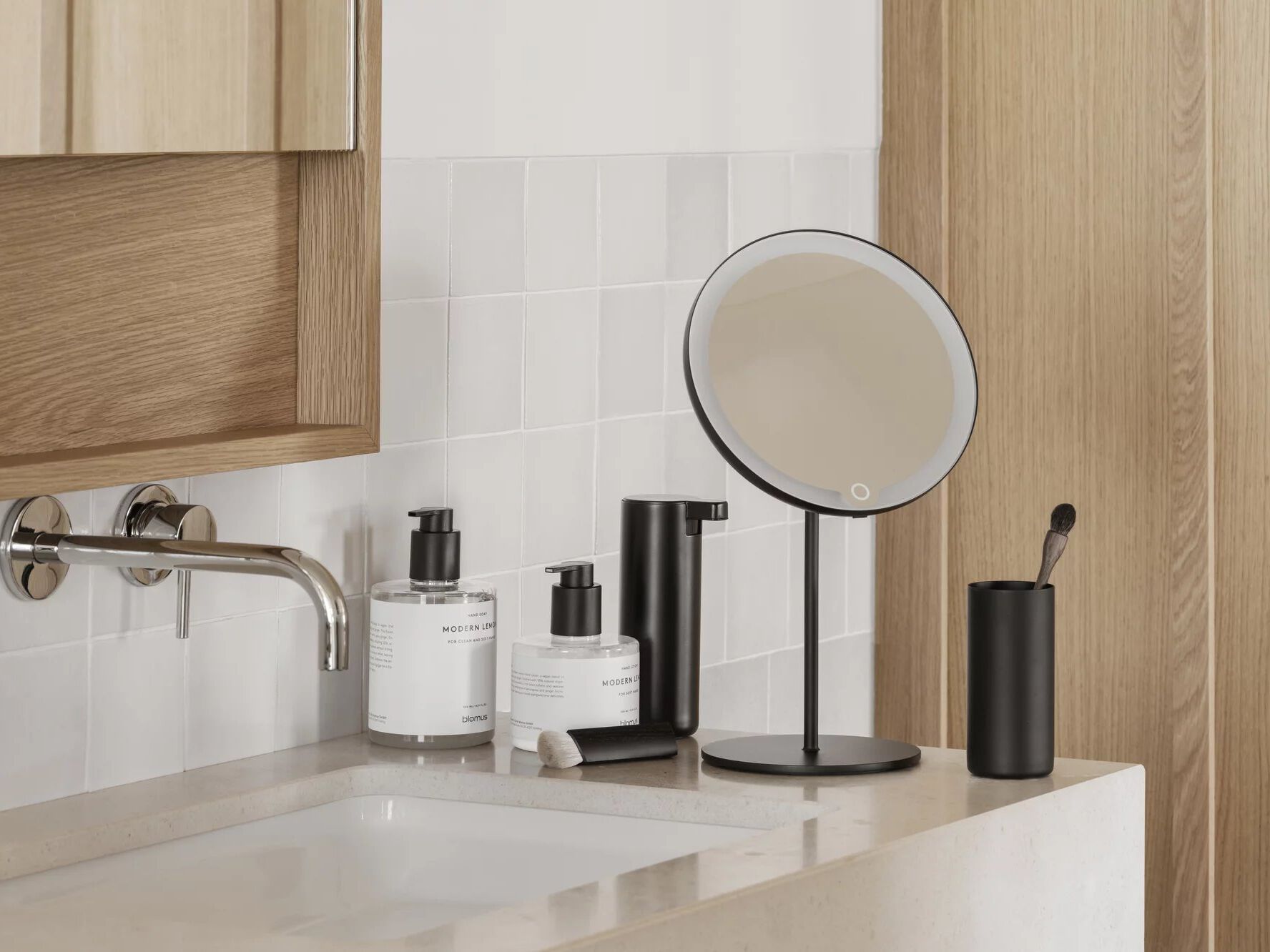 Настольное круглое увеличительное зеркало со встроенным освещением blomus мода ARCH-00122787 - Вид №3