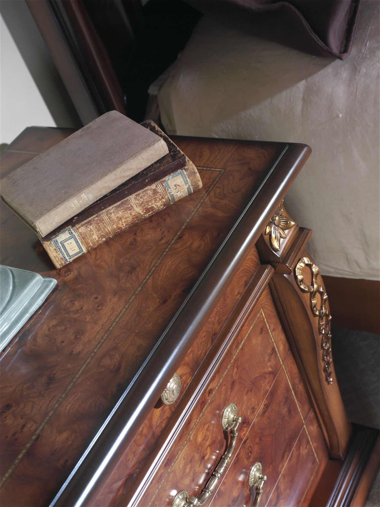 Деревянная прямоугольная тумбочка с ящиками Hurtado Traditional ARCH-00056979 - Вид №2