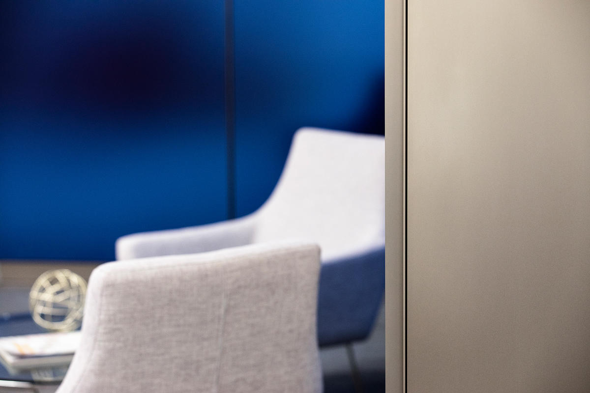 FSRT646 Система обшивки стен Levelr с панелями из вивихромного хромового стекла с прослойкой индивидуального цвета, показанная в конфигурации «отражающий» с отделкой pearlex +, нержавеющая сталь с отделкой «горный хрусталь» и открывающиеся ребра из нержав Forms-surfaces  - Вид №24