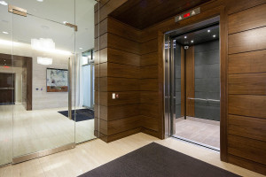 FSRT707 Внутреннее пространство лифта Levele-102 с захватными панелями из клееного алюминия с темной патиной и узором Чарльстон и фанерой из американского ореха на двенадцати | двенадцать, нашвилл, теннесси Forms-surfaces