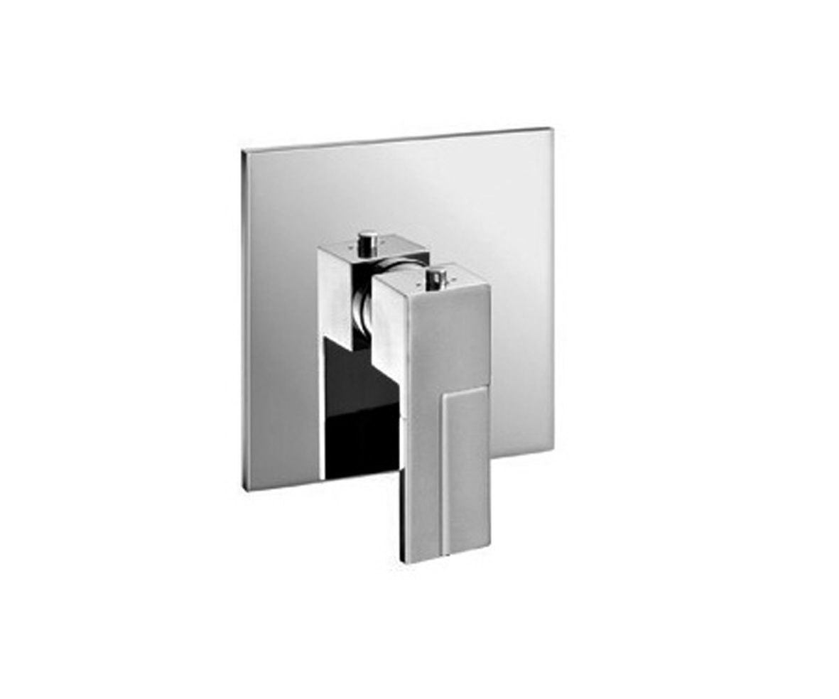 3900SB+3900A  Термостатический встраиваемый смеситель для душа, 3/4''без ручки впуски 3/4'' Звукоизолированные без запорного вентиля (заказывается отдельно) ручка 3949 заказывается отдельно, см. раздел ''Ручки'' N.B. Смеситель должен всегда заказываться в Fantini Rubinetti AR/38