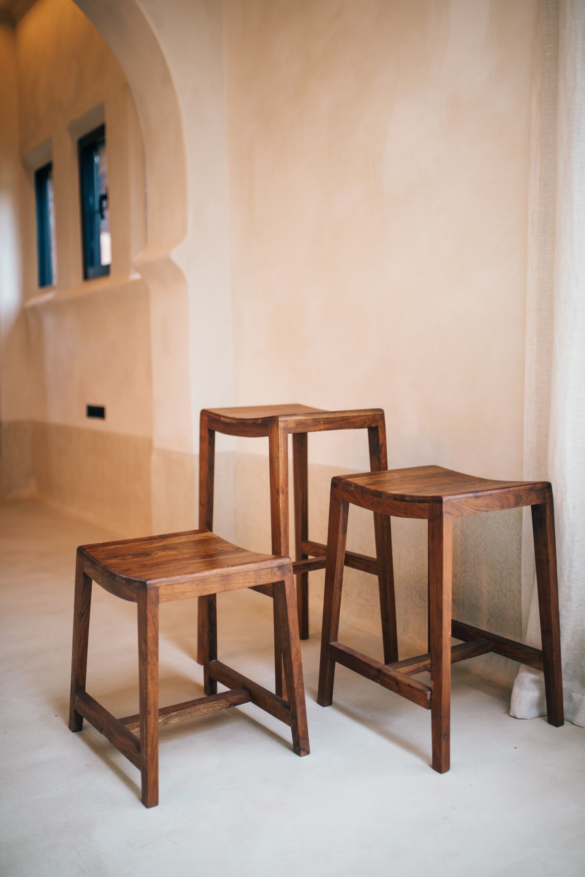 Низкий табурет из манго с подставкой для ног POMAX KENT ARCH-00117476 - Вид №5