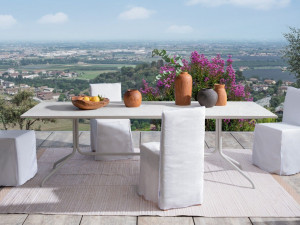 Прямоугольный садовый стол с бетонной столешницей