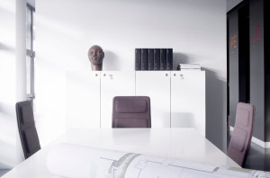 Операционный офисный стул с подлокотниками 5 спиц