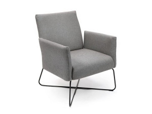 Тканевое кресло с подлокотниками