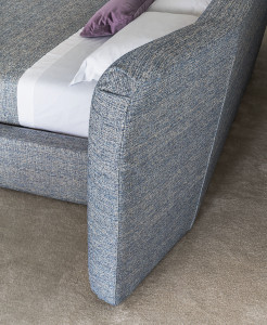 Двуспальная кровать из ткани с мягким изголовьем