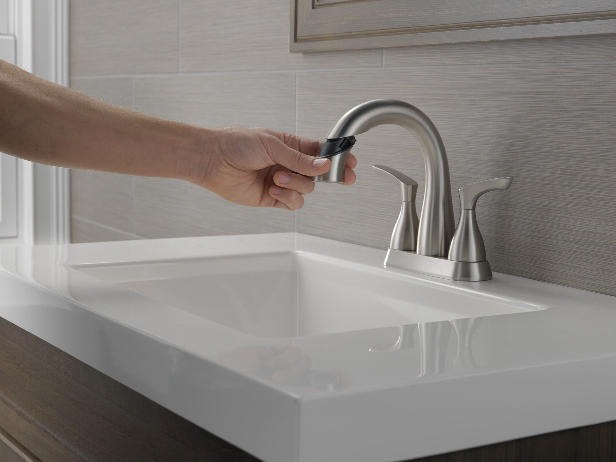 25765LF-SPPD Смеситель для ванной комнаты с двумя ручками Delta Faucet Broadmoor Пятно из нержавеющей стали  - Вид №6
