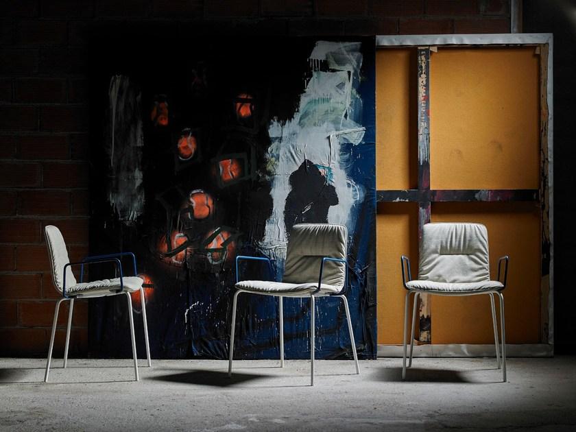 Viccarbe Штабелируемый тканевый стул с подлокотниками Klip sun-id-1477824 - Вид №4