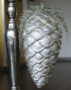 8770 996 a3 Искусственные шишки с листьями, real touch, 17см, серебристые H-andreas 