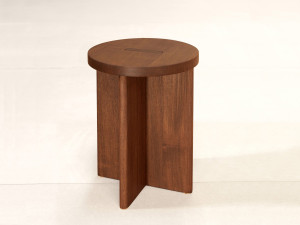 Деревянный низкий стул