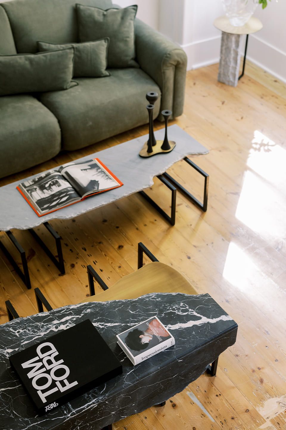 Журнальный столик из черного мрамора Marquina и латуни Greenapple AIRE ARCH-00077236 - Вид №6