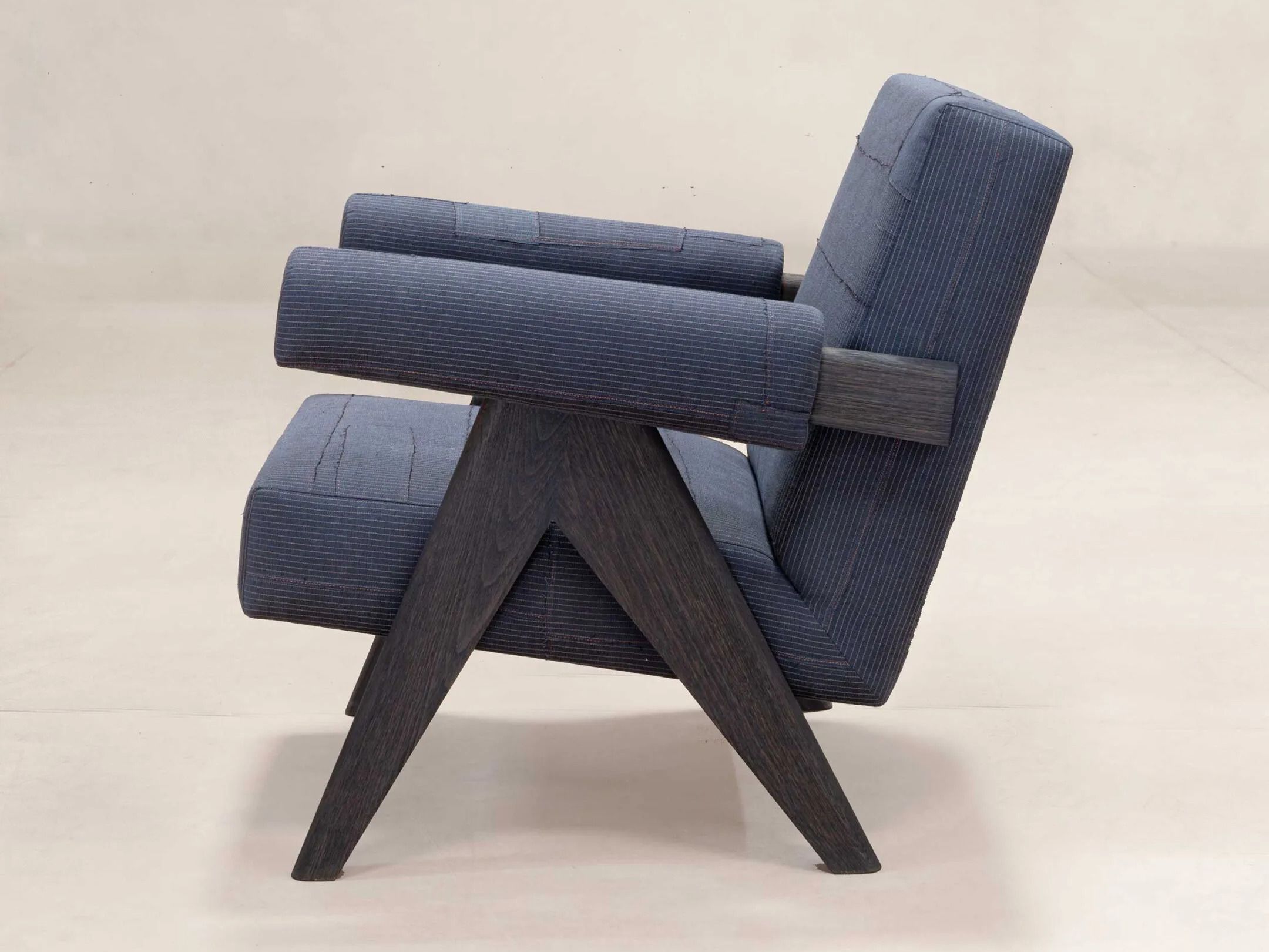 Тканевое кресло с подлокотниками Phantom Hands Project Chandigarh ARCH-00019043